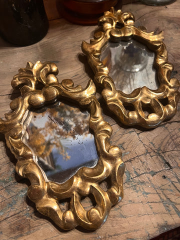 2 petits miroirs au mercure baroques en bois doré - XIXième siècle