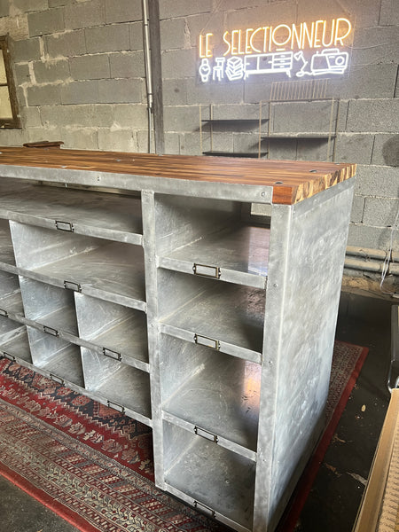 Grand meuble d'atelier vintage en aluminium et bois sur roulettes customisé au style industriel