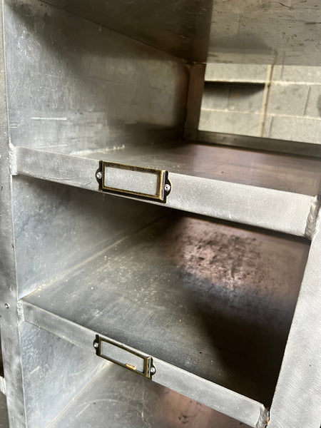 Grand meuble d'atelier vintage en aluminium et bois sur roulettes customisé au style industriel