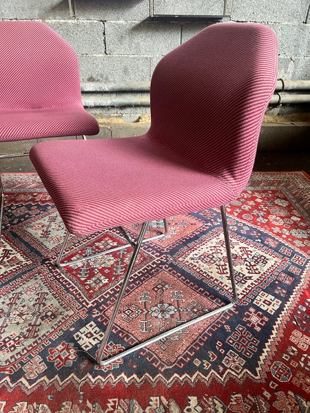 Paire de chaises vintages Artifort roses / violine aux piétements luge