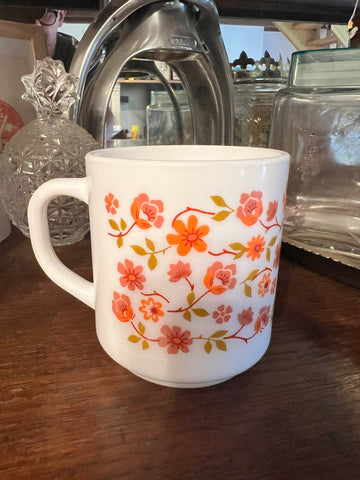 Mug vintage en verre opaline Arcopal Scania à fleurs oranges et roses - 1970