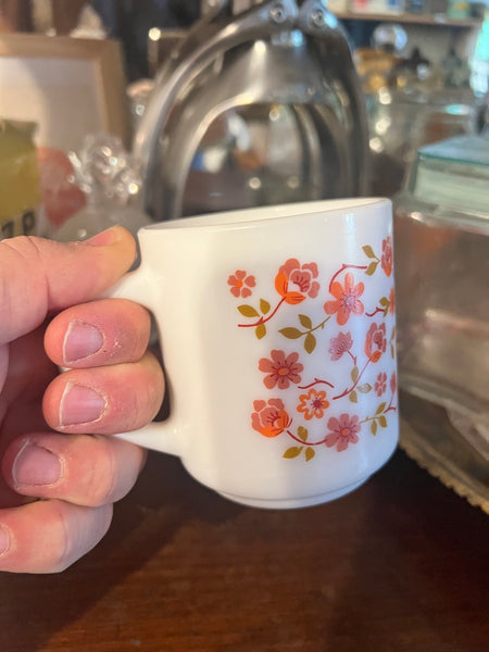 Mug vintage en verre opaline Arcopal Scania à fleurs oranges et roses - 1970