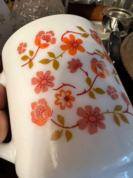 Mug vintage en verre opaline Arcopal Scania à fleurs oranges et roses - 1970
