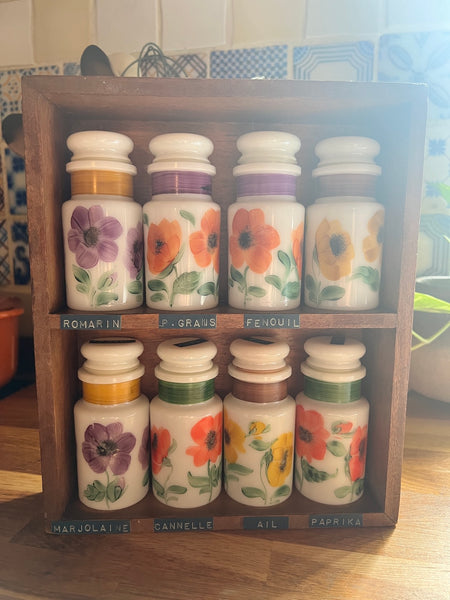 Présentoir à épices vintages en bois avec ses flacons en verre opaline peint à la main