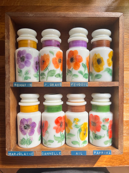 Présentoir à épices vintages en bois avec ses flacons en verre opaline peint à la main