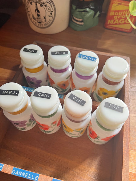 Présentoir à épices vintages en bois avec ses flacons en verre opaline peint à la main