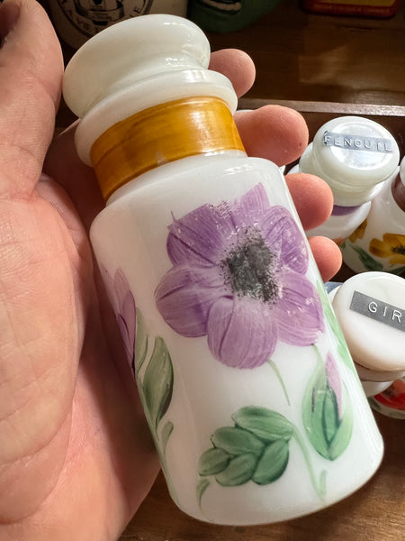 Présentoir à épices vintages en bois avec ses flacons en verre opaline peint à la main