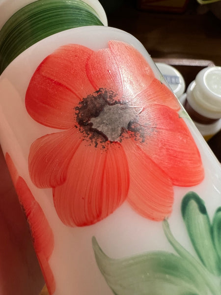 Présentoir à épices vintages en bois avec ses flacons en verre opaline peint à la main