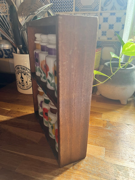 Présentoir à épices vintages en bois avec ses flacons en verre opaline peint à la main