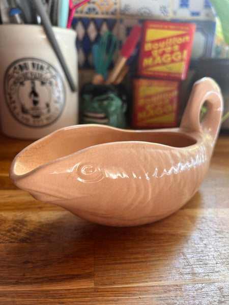 Saucière en forme de poisson vintage en faïence rose poudré Digoin Sarreguemines - Période 1920-1950