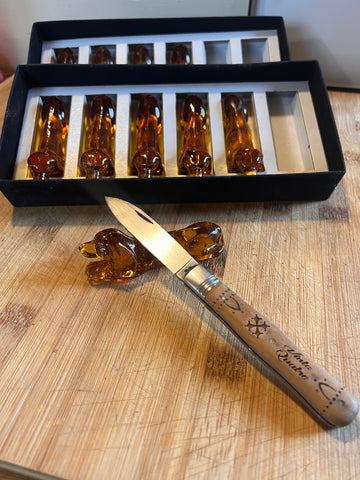 10 porte-couteaux vintages chiens Teckel en verre ambré