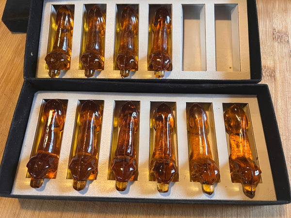 10 porte-couteaux vintages chiens Teckel en verre ambré
