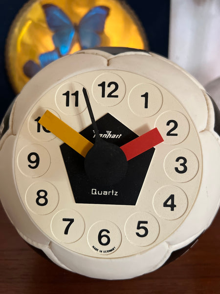 Horloge / pendule publicitaire vintage ballon de football Suze Hanhart Quartz - Made in Germany