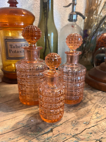 Ensemble de 3 flacons vintages en verre rose dans le goût de Bambou par Baccarat