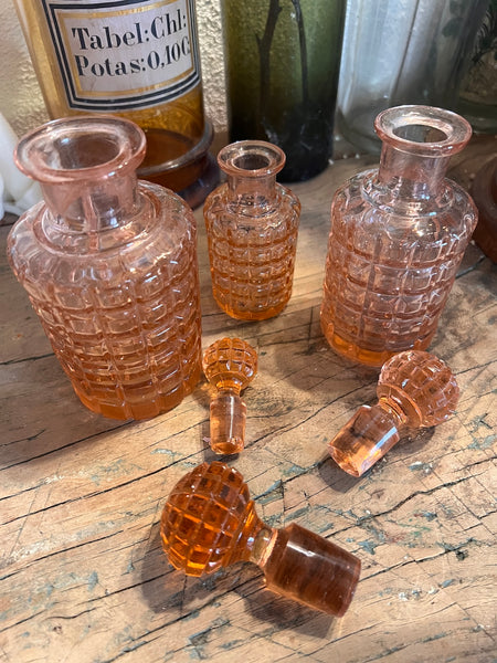 Ensemble de 3 flacons vintages en verre rose dans le goût de Bambou par Baccarat