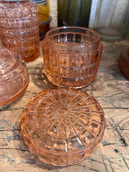 Garniture de toilette vintage en verre rose formé de 5 éléments