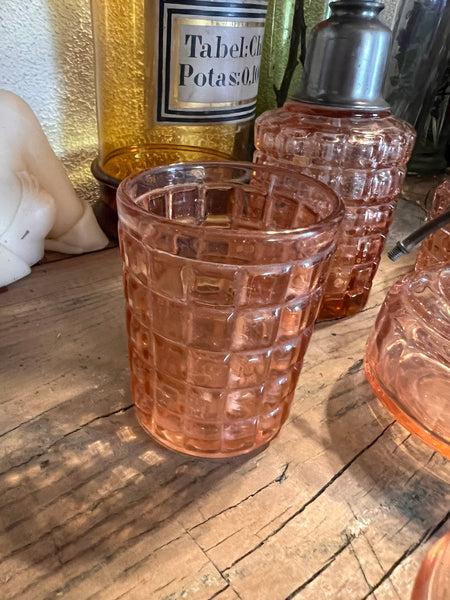 Garniture de toilette vintage en verre rose formé de 5 éléments