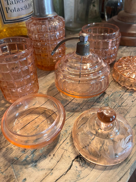 Garniture de toilette vintage en verre rose formé de 5 éléments