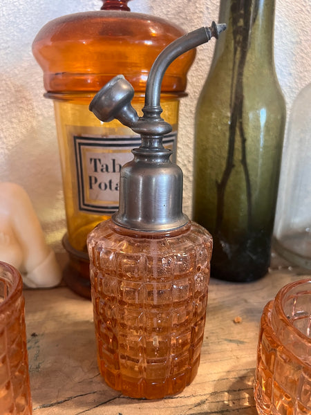 Garniture de toilette vintage en verre rose formé de 5 éléments