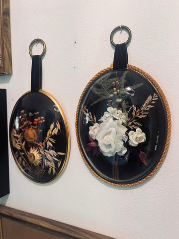 Duo de cadres ovales vintages au verre bombé de fleurs séchées