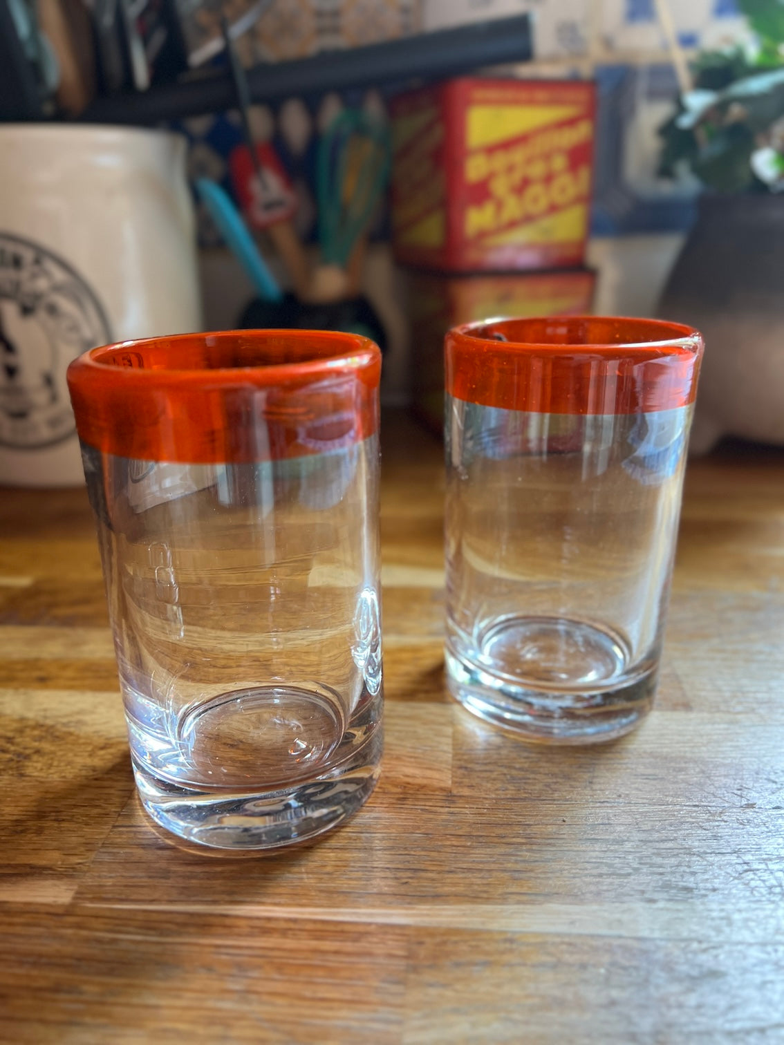 Paire de verres soufflés bicolores vintages