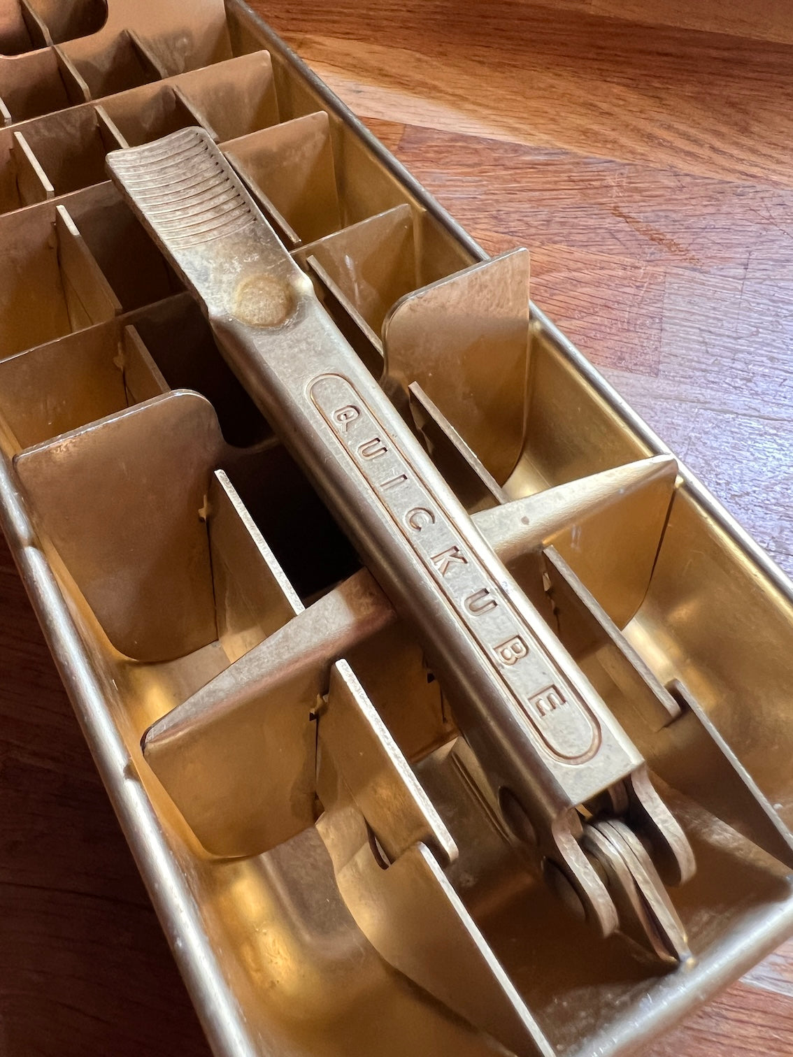 Ancien bac a grand glaçons en aluminium doré Quickube - frigidaire - FRANCE
