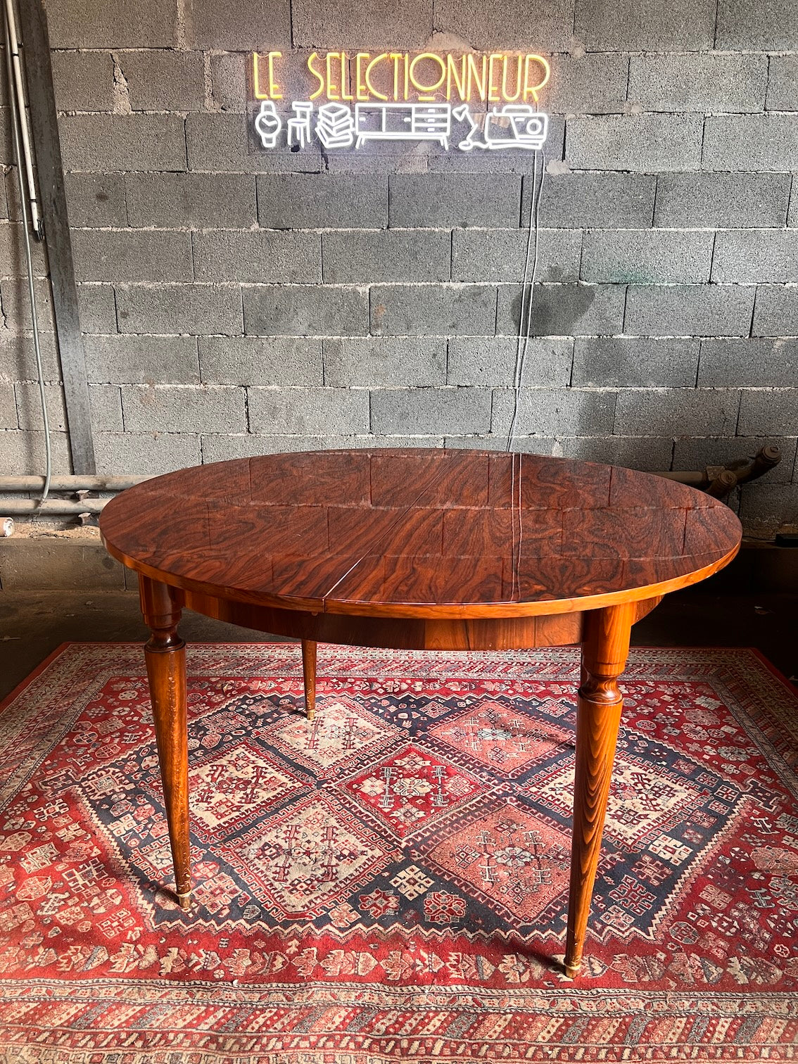 Table ronde vintage en placage de palissandre laqué avec rallonge centrale style scandinave 120cm