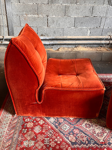 Paire de chauffeuses vintages en velours capitonné terracotta - Années 70