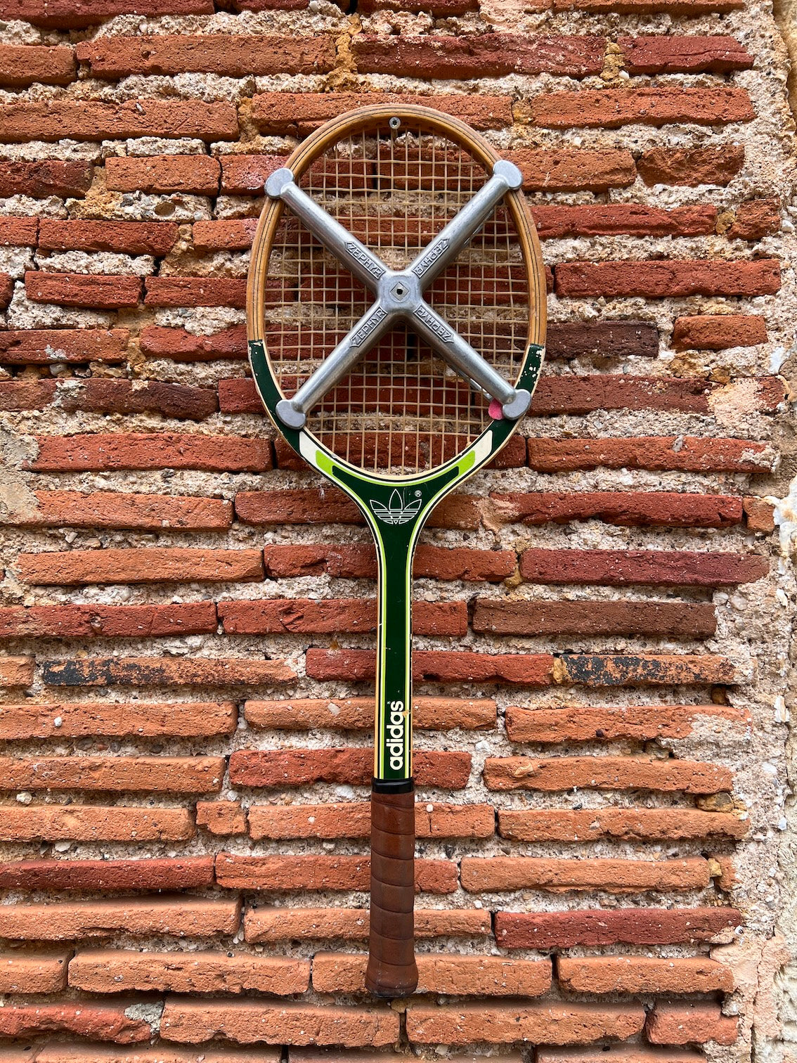 Raquette de tennis vintage en bois Adidas Biarritz Ads 030 avec tendeur Zephyr