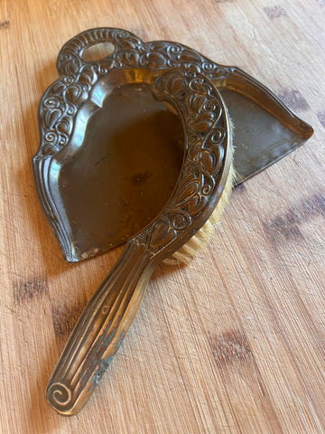 Ramasse-miette vintage en laiton repoussé