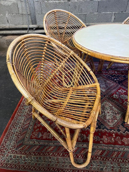 Salon de jardin ou de véranda vintage en rotin formé de 4 fauteuils coques et d'une table ronde