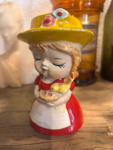 Tirelire vintage en faïence jeune fille au chapeau jaune