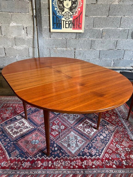 Ensemble scandinave table ronde placage teck à rallonges et 4 chaises - Années 60