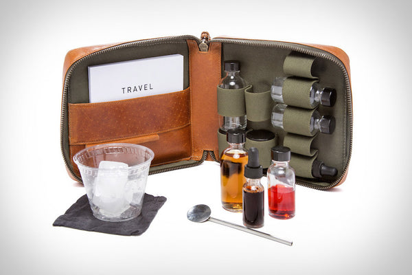 Luxueux kit à cocktail de voyage par Stephen Kenn en collaboration avec Gin & Luck - 2015