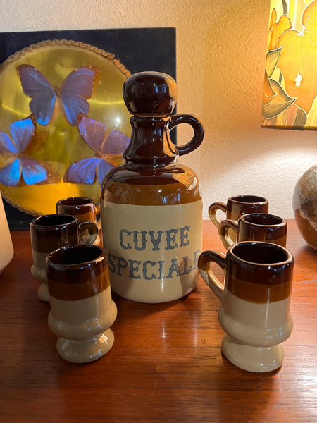 Le Sélectionneur - Brocante - Service à liqueur vintage en grès émaillé Cuvée Spéciale - Carafe et 6 verres