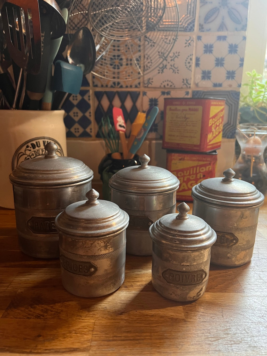 Le Sélectionneur - Brocante - Série de 5 pots de cuisine gigognes vintages en aluminium et laiton