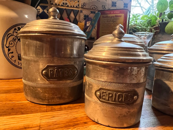 Série de 5 pots de cuisine gigognes vintages en aluminium et laiton