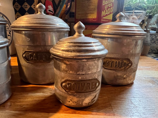 Série de 5 pots de cuisine gigognes vintages en aluminium et laiton