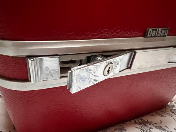 Le Sélectionneur - Brocante - Vanity-case / trousse de toilette de voyage vintage Delsey rouge serrure ouverte