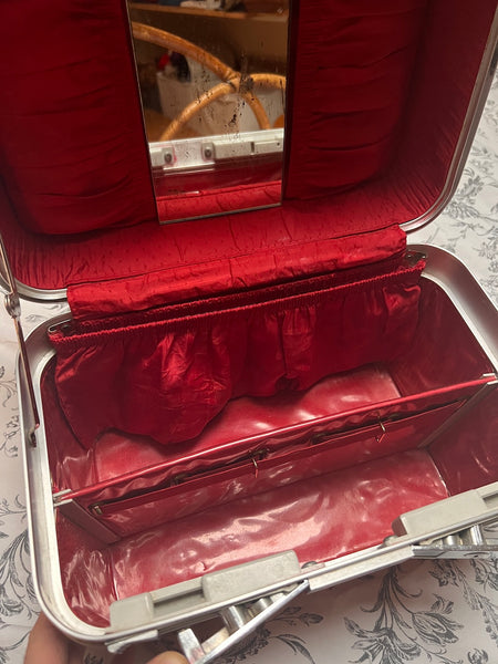 Le Sélectionneur - Brocante - Vanity-case / trousse de toilette de voyage vintage Delsey rouge ouvert