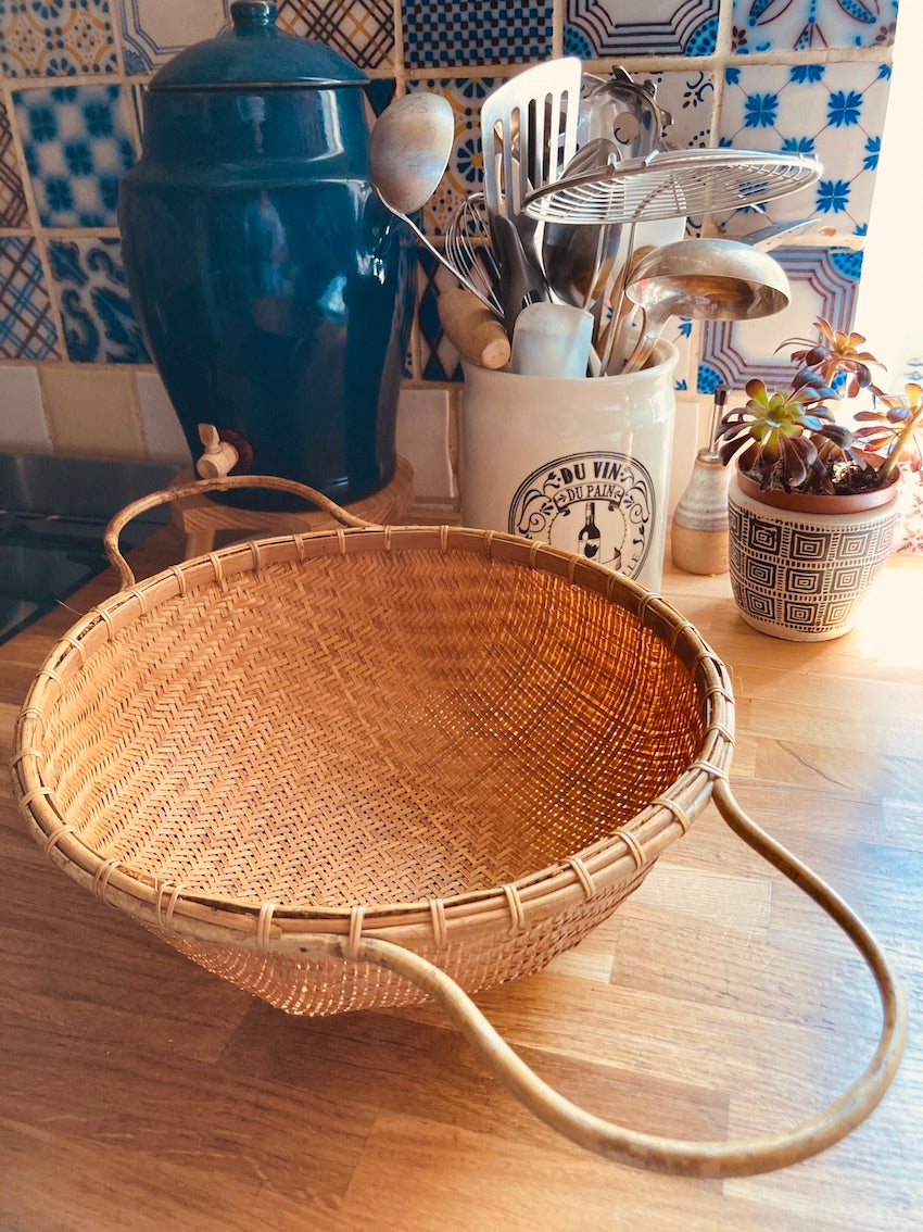Passoire en bambou et rotin tressé vintage
