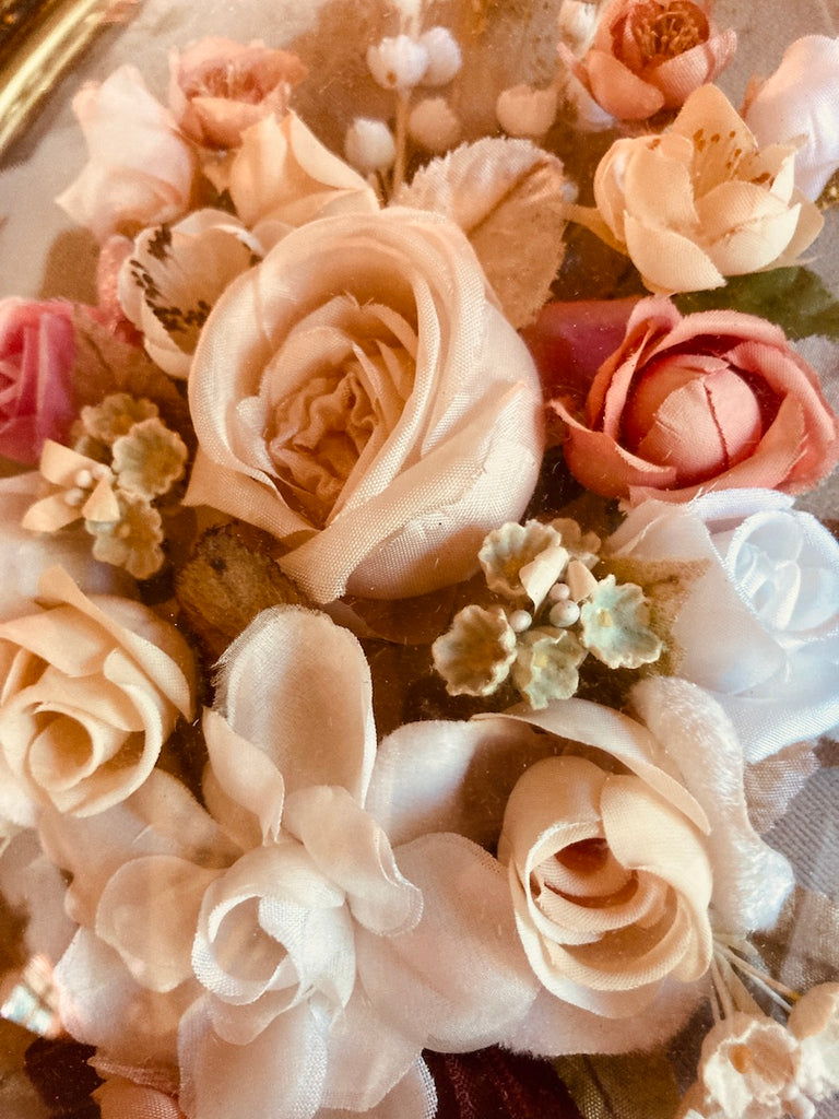 Composition fleurs séchées sous verre bombé fond noir cadre ovale en plastique | Ma Cabane Vintage Composition fleurs séchées sous verre bombé fond noir cadre ovale en plastique | Ma Cabane Vintage