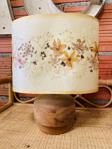 Le Sélectionneur - Lampe à poser vintage Mathilde au pied bois et à l'abat-jour en fleurs séchées