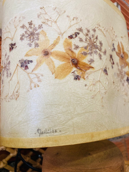 Le Sélectionneur - Lampe à poser vintage Mathilde au pied bois et à l'abat-jour en fleurs séchées