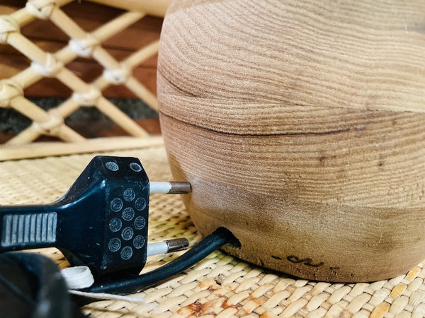 Lampe à poser vintage Mathilde au pied bois et à l'abat-jour en fleurs séchées