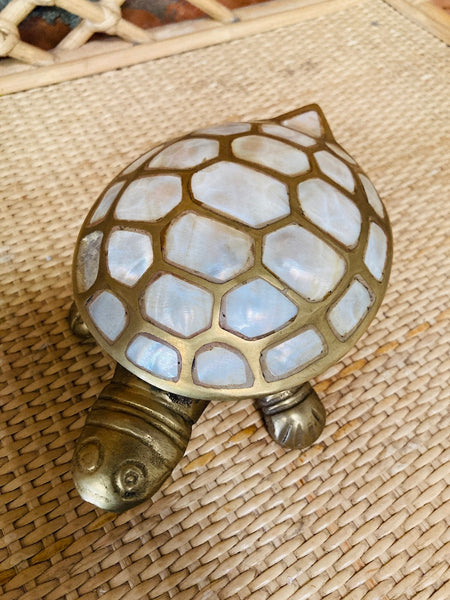 Boite tortue en laiton et nacre vintage