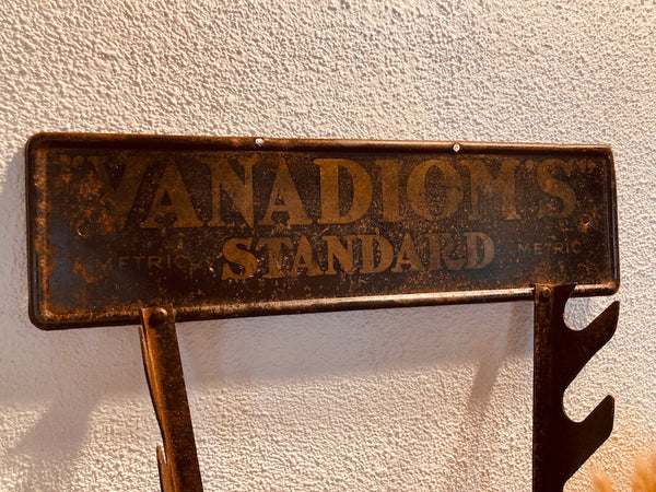 Plaque / Porte outils publicitaire Vanadiom's Metric Standard - 1930