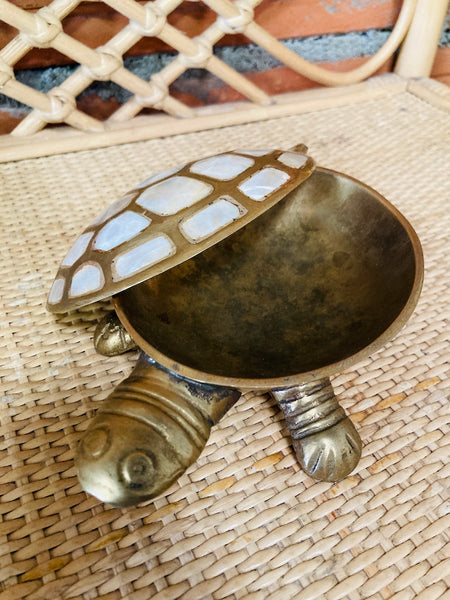 Boite tortue en laiton et nacre vintage