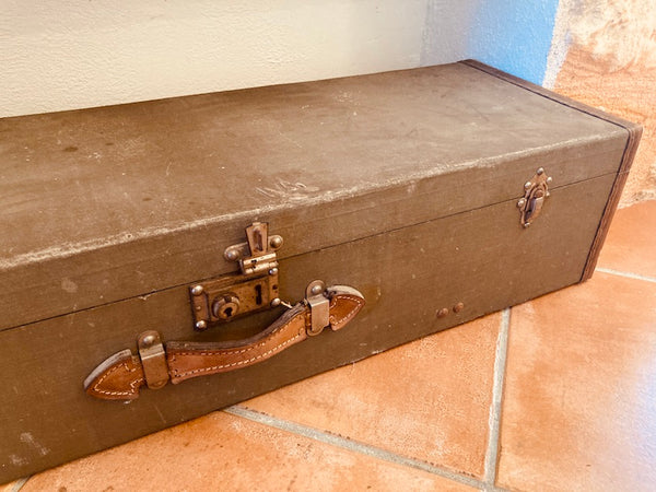 Longue malle / valise de voyage vintage en carton et poignée cuir