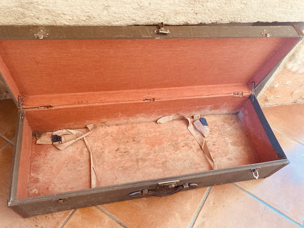 Longue malle / valise de voyage vintage en carton et poignée cuir